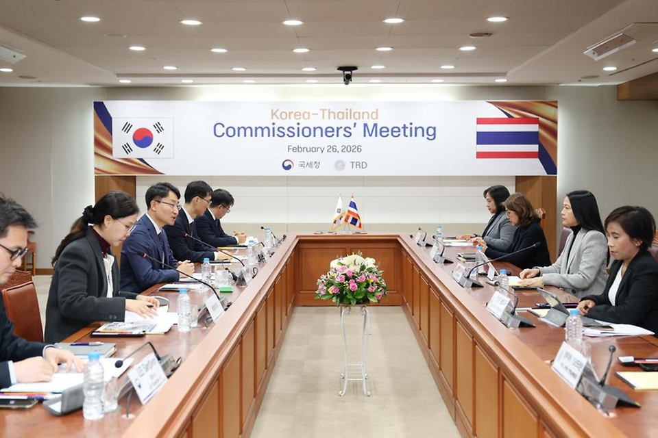 임광현 국세청장이 2월 26일 서울지방국세청에서 열린 한국-태국 국세청장 회의에서 쿨라야 탄티테밋 태국 국세청장과 회의를 하고 기념촬영하고 있다.