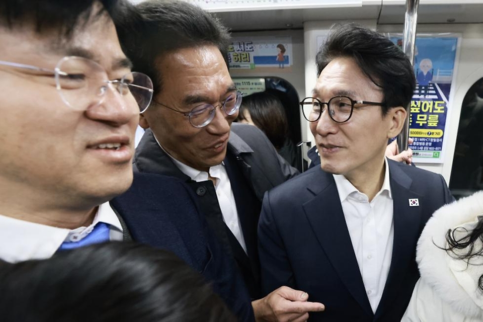 김민석 국무총리가 2월 27일 경기도 김포시 사우역에서 김포 골드라인 열차를 타고 승객 과밀 상황을 점검하고 있다.