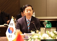 구윤철 부총리 겸 재정경제부 장관이 2월 25일 서울 중구 더 플라자 호텔에서 열린 '제9차 한-튀르키예 경제공동위'에 참석해 알파슬란 바이락타르 튀르키예 에너지천연자원부 장관과 사전 면담 진행 후 개회사와 기념촬영을 하고 있다.