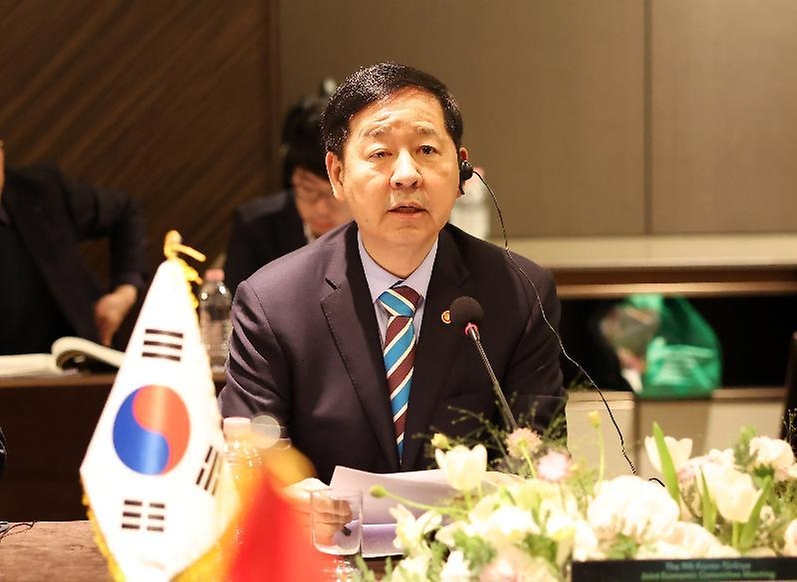 구윤철 부총리 겸 재정경제부 장관이 2월 25일 서울 중구 더 플라자 호텔에서 열린 '제9차 한-튀르키예 경제공동위'에 참석해 알파슬란 바이락타르 튀르키예 에너지천연자원부 장관과 사전 면담 진행 후 개회사와 기념촬영을 하고 있다.