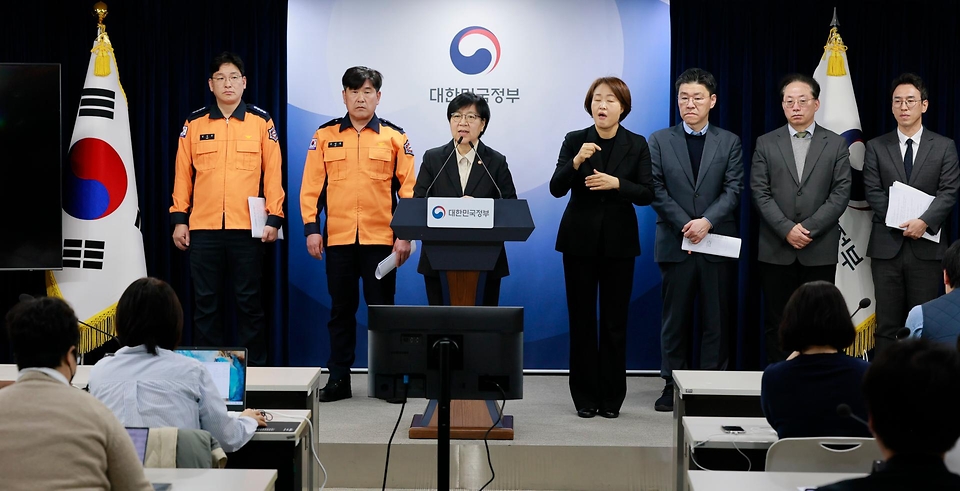 정은경 보건복지부 장관이 2월 25일 서울 종로구 정부서울청사에서 응급환자 이송체계 혁신 시범사업 관련 브리핑을 하고 있다. 시범사업은 광주광역시(시장 강기정), 전북특별자치도(도지사 김관영), 전라남도(도지사 김영록) 등 3개 광역 지방자치단체 지역에서 2026년 3월부터 5월까지 3개월 동안 진행한다.