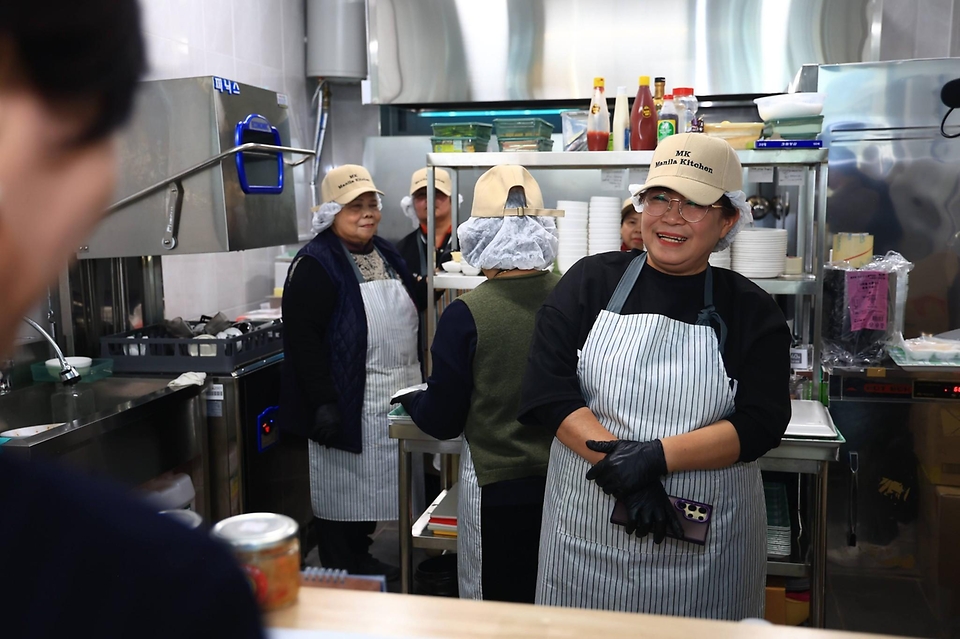 송미령 농림축산식품부 장관이 2월 26일 인구 소멸 위기 농어촌 지역인 전북 장수군을 찾아 음식점을 운영하는 3남매 가족, 귀농한 청년농업인분께 대표로 제1호 농어촌 기본소득을 전달하고 있다.
