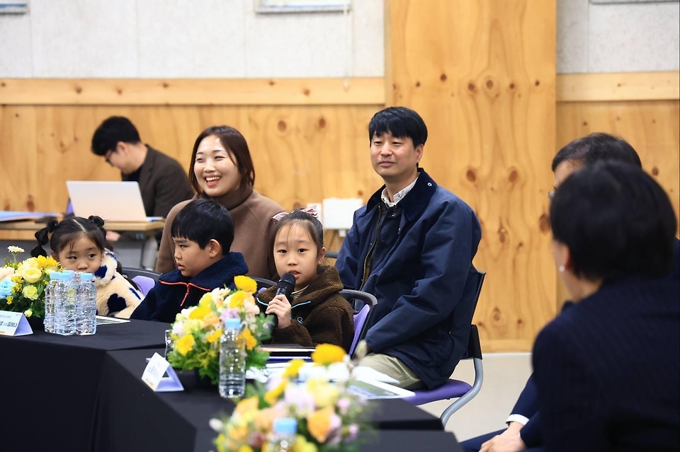 송미령 농림축산식품부 장관이 2월 26일 인구 소멸 위기 농어촌 지역인 전북 장수군을 찾아 음식점을 운영하는 3남매 가족, 귀농한 청년농업인분께 대표로 제1호 농어촌 기본소득을 전달하고 있다.