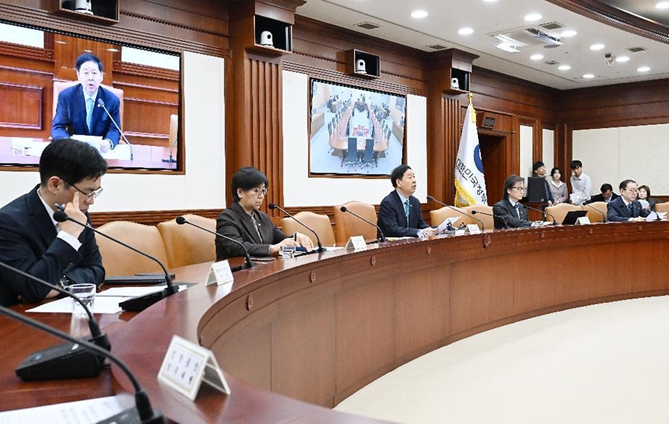 구윤철 부총리 겸 재정경제부 장관이 2월 26일 서울 종로구 정부서울청사에서 열린 '민생물가 특별관리 관계장관TF'를 주재, 모두발언을 하고 있다.