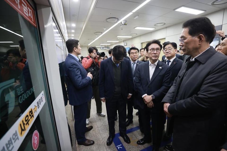 김민석 국무총리가 2월 27일 경기도 김포시 사우역에서 김포 골드라인 열차를 타고 승객 과밀 상황을 점검하고 있다.