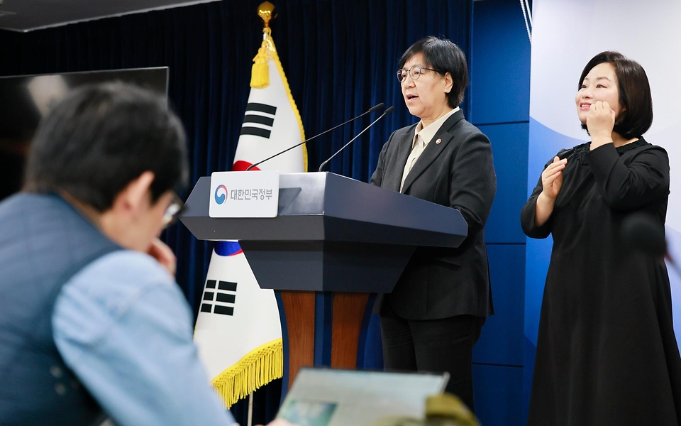 정은경 보건복지부 장관이 2월 25일 서울 종로구 정부서울청사에서 응급환자 이송체계 혁신 시범사업 관련 브리핑을 하고 있다. 시범사업은 광주광역시(시장 강기정), 전북특별자치도(도지사 김관영), 전라남도(도지사 김영록) 등 3개 광역 지방자치단체 지역에서 2026년 3월부터 5월까지 3개월 동안 진행한다.