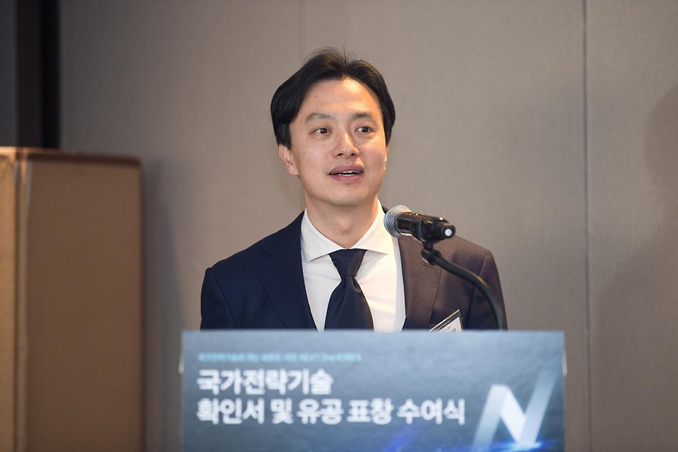 배경훈 부총리 겸 과학기술정보통신부 장관이 2월 25일 서울 중구 플라자호텔에서 열린 '국가전략기술 확인서 및 유공 표창 수여식'에서 김규태 삼성전자 반도체연구소 기술기획그룹장, 김재범 SK하이닉스 부사장 등 수상자들과 기념촬영을 하고 있다.