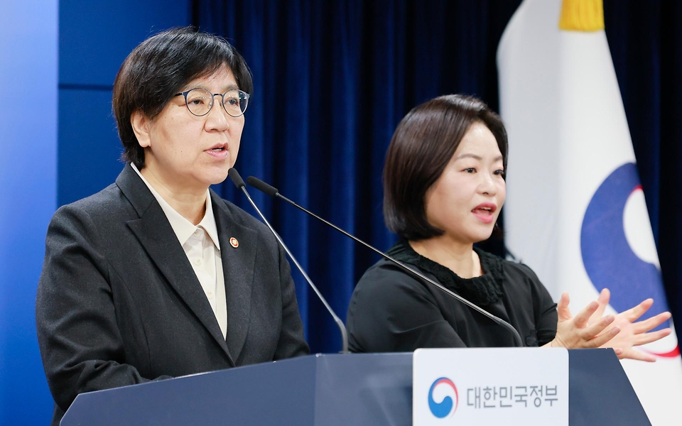 정은경 보건복지부 장관이 2월 25일 서울 종로구 정부서울청사에서 응급환자 이송체계 혁신 시범사업 관련 브리핑을 하고 있다. 시범사업은 광주광역시(시장 강기정), 전북특별자치도(도지사 김관영), 전라남도(도지사 김영록) 등 3개 광역 지방자치단체 지역에서 2026년 3월부터 5월까지 3개월 동안 진행한다.