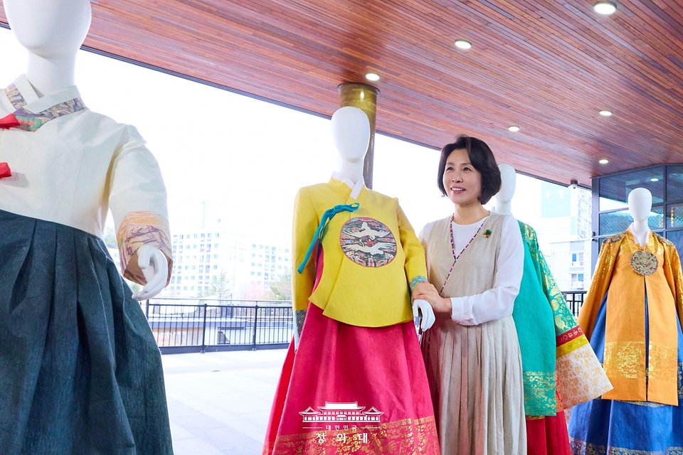 김혜경 여사가 2월 27일 전북 전주천년한지관에서 한지로 만든 한복을 살펴보고 있다.