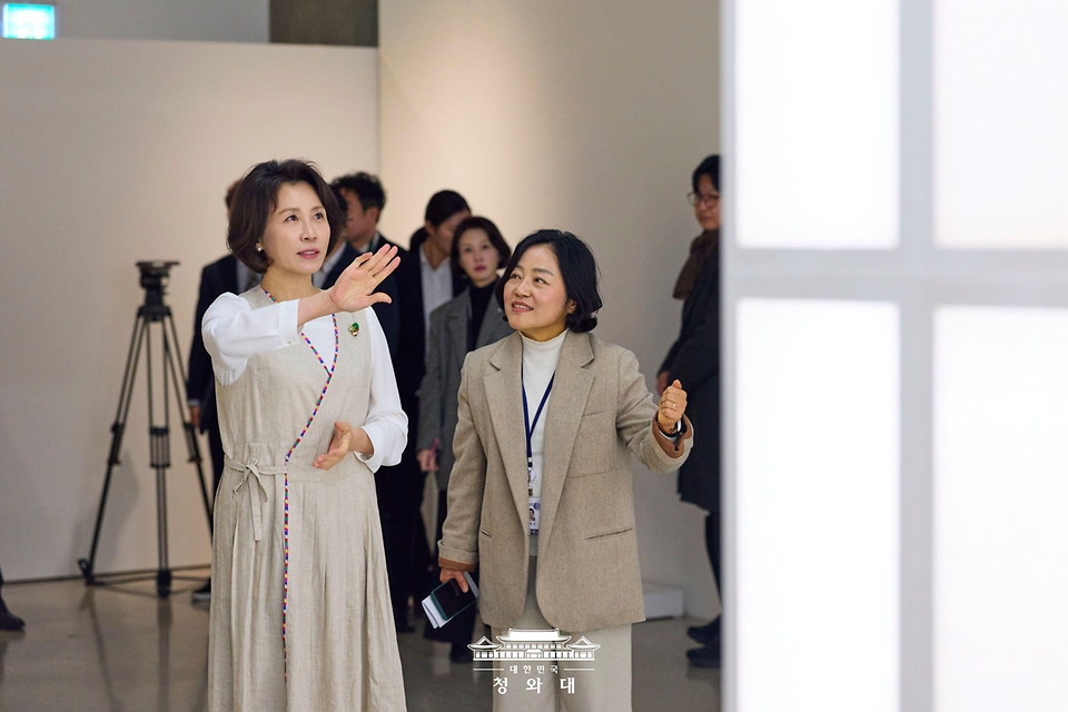 김혜경 여사가 2월 27일 전북 전주천년한지관에서 한지 제작 체험 관련 설명을 듣고 있다.