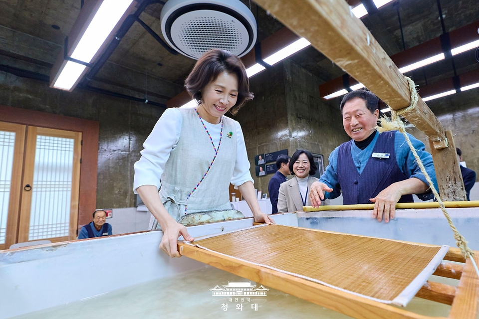 김혜경 여사가 2월 27일 전북 전주천년한지관에서 한지 뜨기 체험을 하고 있다.