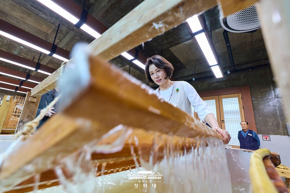 김혜경 여사가 2월 27일 전북 전주천년한지관에서 한지 뜨기 체험을 하고 있다.