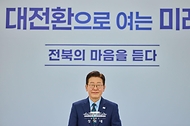 이재명 대통령이 2월 27일 전북 전주시 전북대학교에서 열린 '전북의 마음을 듣다' 타운홀미팅 간담회에서 발언하고 있다.