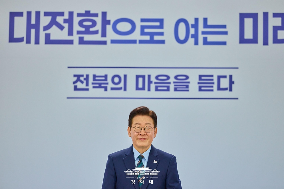 이재명 대통령이 2월 27일 전북 전주시 전북대학교에서 열린 '전북의 마음을 듣다' 타운홀미팅 간담회에서 발언하고 있다.