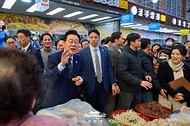 이재명 대통령이 2월 27일 전주 신중앙시장을 방문해 시민들과 대화하고 있다.