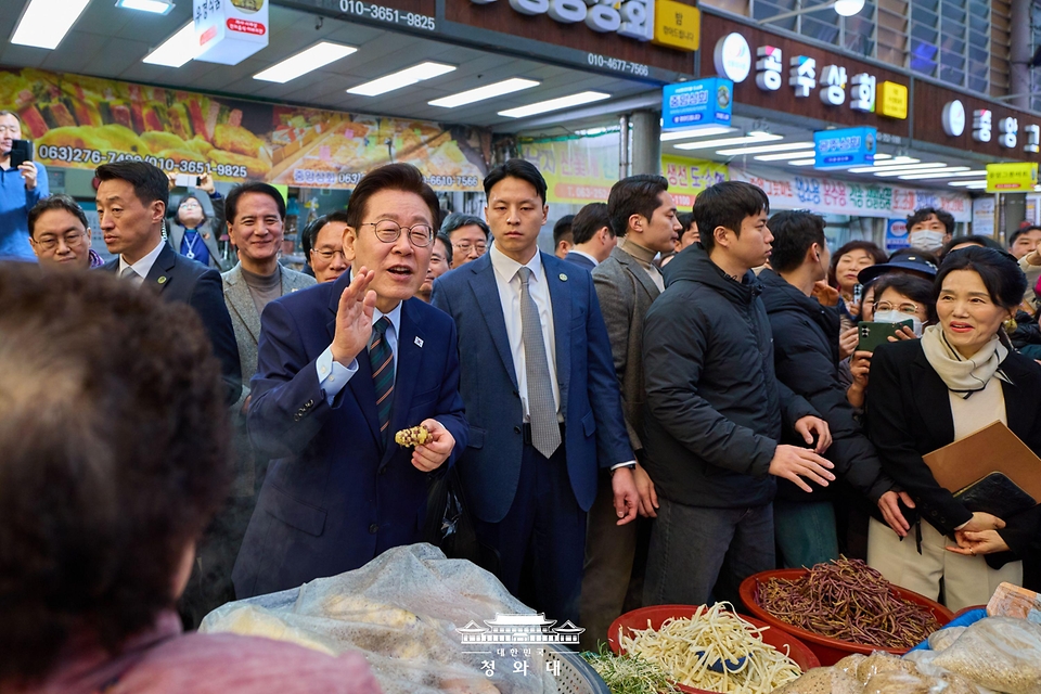 이재명 대통령이 2월 27일 전주 신중앙시장을 방문해 시민들과 대화하고 있다.