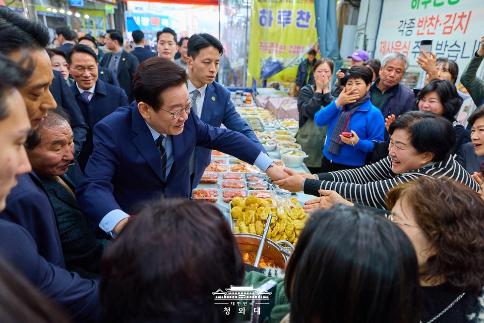 이재명 대통령이 2월 27일 전주 신중앙시장을 방문해 시민과 악수하고 있다.