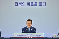 이재명 대통령이 2월 27일 전북 전주시 전북대학교에서 열린 '전북의 마음을 듣다' 타운홀미팅 간담회에서 발언하고 있다.