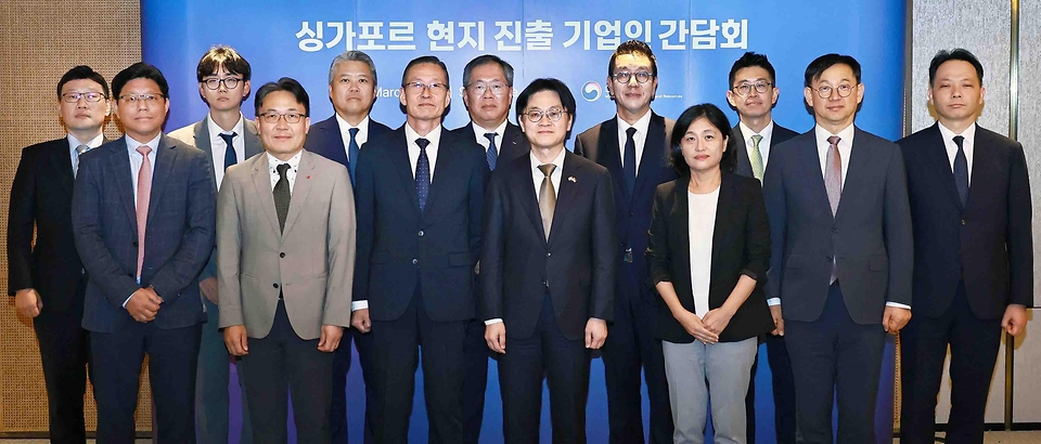 김정관 산업통상부 장관이 3월 2일(현지 시간) 싱가포르 샹그릴라호텔에서 이재명 대통령 싱가포르 국빈 순방 계기로 현대차, LG전자, 셀트리온, 한화오션 등 싱가포르 현지에 진출한 기업 관계자 등이 참석한 가운데 '싱가포르 현지 진출기업 간담회'를 주재했다. <br>
<br>
간담회에 앞서 한국산업기술기획평가원과 싱가포르 SMF(싱가포르제조연합회) 간 M.AX 협력을 위한 업무협약(MOU) 체결식에 임석한 후 기업별 현지 주요 현안과 애로사항을 공유하고 향후 지원 방향 등을 논의하고 있다.