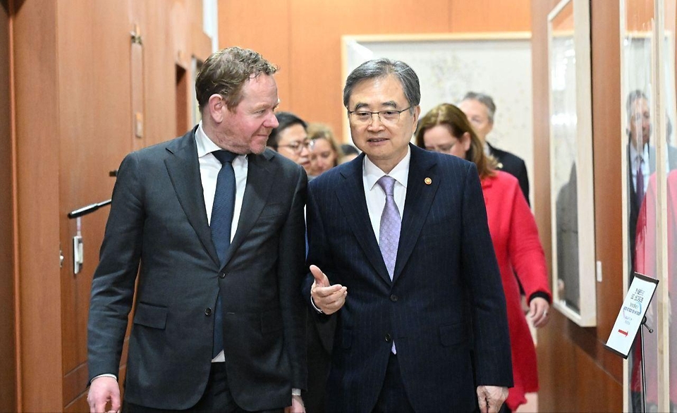 조현 외교부 장관과 여한구 산업통상부 통상교섭본부장이 2월 11일 외교부 청사에서 네덜란드의 다비드 반 베일(David van Weel) 외교장관 및 아우케 더 브리스(Aukje de Vries) 통상개발장관과 함께 제1차 '한-네덜란드 2+2 외교·산업 고위급 대화'를 개최하고 있다.