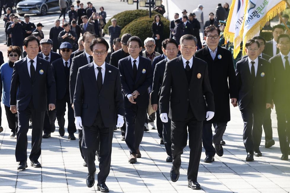 김민석 국무총리가 2월 28일 대구 달서구 2·28 민주운동 기념탑을 찾아 참배를 하고 있다.