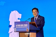 이재명 대통령이 3월 1일 싱가포르 한 호텔에서 열린 동포 만찬간담회에서 인사말을 하고 있다.