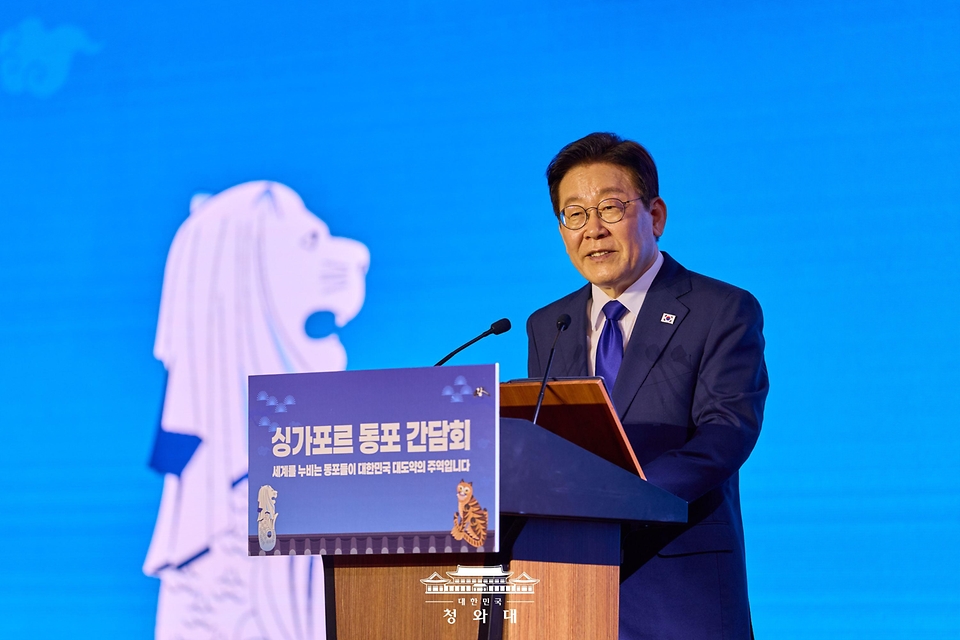 이재명 대통령이 3월 1일 싱가포르 한 호텔에서 열린 동포 만찬간담회에서 인사말을 하고 있다.