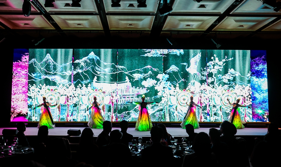 2월 26일 오후 서울시 중구 더플라자호텔에서 열린 인빅터스재단 실사단 방한 만찬에서 기념 공연이 펼쳐지고 있다.