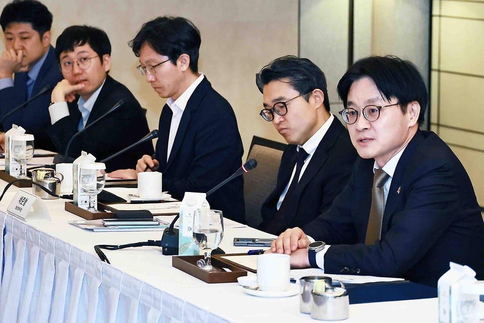 김정관 산업통상부 장관이 3월 2일(현지 시간) 싱가포르 샹그릴라호텔에서 이재명 대통령 싱가포르 국빈 순방 계기로 현대차, LG전자, 셀트리온, 한화오션 등 싱가포르 현지에 진출한 기업 관계자 등이 참석한 가운데 '싱가포르 현지 진출기업 간담회'를 주재했다. <br>
<br>
간담회에 앞서 한국산업기술기획평가원과 싱가포르 SMF(싱가포르제조연합회) 간 M.AX 협력을 위한 업무협약(MOU) 체결식에 임석한 후 기업별 현지 주요 현안과 애로사항을 공유하고 향후 지원 방향 등을 논의하고 있다.