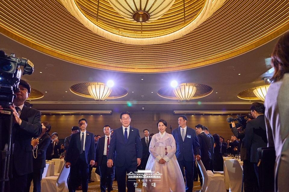이재명 대통령과 김혜경 여사가 3월 1일 싱가포르 한 호텔에서 열린 동포 만찬간담회에 입장하고 있다.