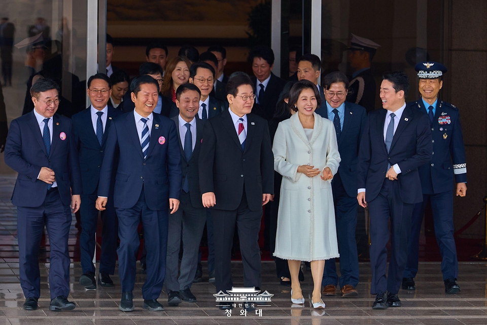 싱가포르와 필리핀을 국빈방문하는 이재명 대통령과 김혜경 여사가 3월 1일 성남 서울공항에서 환송객들과 함께 공군1호기로 이동하고 있다.
