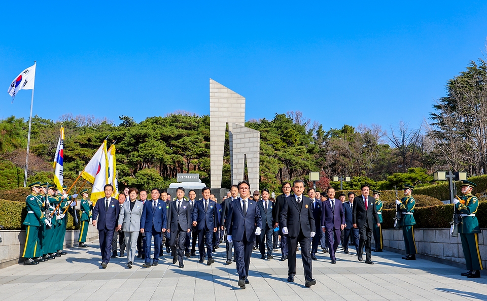 김민석 국무총리가 2월 28일 제66주년 2·28민주운동 기념식에 참석하기 전 대구 두류공원 내 2·28민주운동 기념탑을 방문해 주요 내빈과 함께 헌화 및 참배를 한 후 기념탑을 나서고 있다 ​.