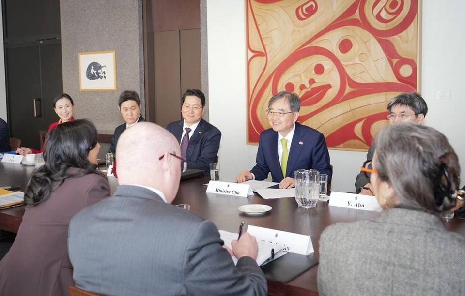 제2차 한-캐나다 외교·국방(2+2) 장관회의 참석을 위해 캐나다 오타와를 방문 중인 조현 외교부 장관이 2월 25일(현지 시간) 아니타 아난드(Anita Anand) 캐나다 외교장관과 회담을 하고 있다.