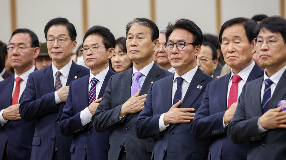 김민석 국무총리가 2월 28일 오전 대구 북구 엑스코 그랜드볼룸에서 열린 제66주년 2·28민주운동 기념식에 참석해 국민의례를 하고 있다.