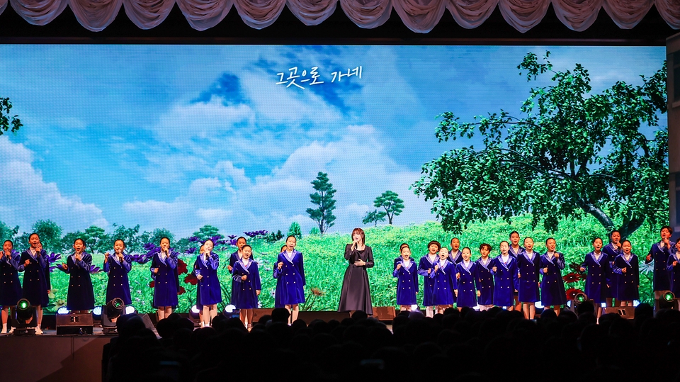 2월 28일 오전 대구 북구 엑스코 그랜드볼룸에서 열린 제66주년 2·28민주운동 기념식에서 기념 공연이 펼쳐지고 있다.