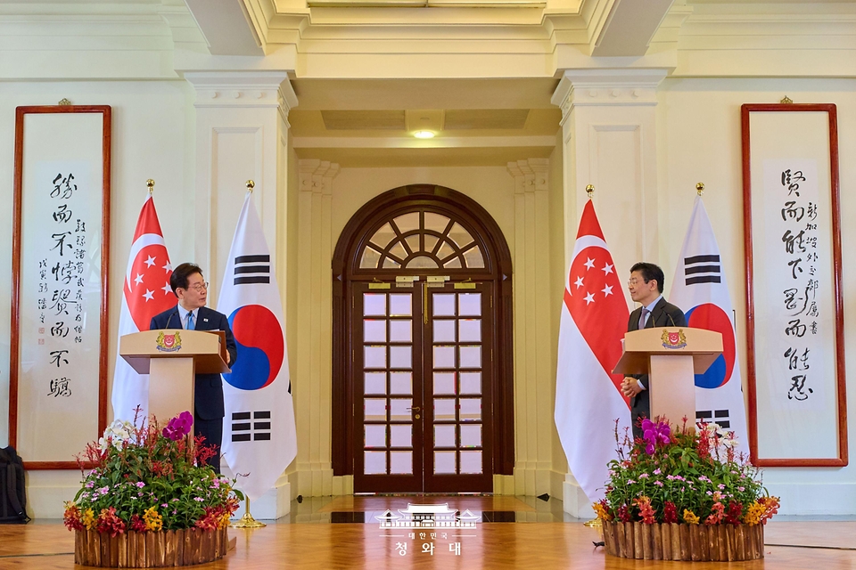 이재명 대통령과 로런스 웡 싱가포르 총리가 3월 2일(현지 시간) 싱가포르 외교부 청사에서 정상회담 후 공동언론발표를 하고 있다.