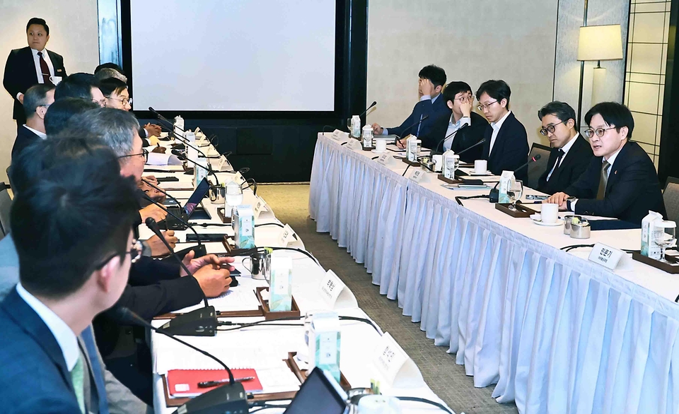 김정관 산업통상부 장관이 3월 2일(현지 시간) 싱가포르 샹그릴라호텔에서 이재명 대통령 싱가포르 국빈 순방 계기로 현대차, LG전자, 셀트리온, 한화오션 등 싱가포르 현지에 진출한 기업 관계자 등이 참석한 가운데 '싱가포르 현지 진출기업 간담회'를 주재했다. <br>
<br>
간담회에 앞서 한국산업기술기획평가원과 싱가포르 SMF(싱가포르제조연합회) 간 M.AX 협력을 위한 업무협약(MOU) 체결식에 임석한 후 기업별 현지 주요 현안과 애로사항을 공유하고 향후 지원 방향 등을 논의하고 있다.