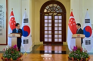 이재명 대통령과 로런스 웡 싱가포르 총리가 3월 2일(현지 시간) 싱가포르 외교부 청사에서 정상회담 후 공동언론발표를 하고 있다.