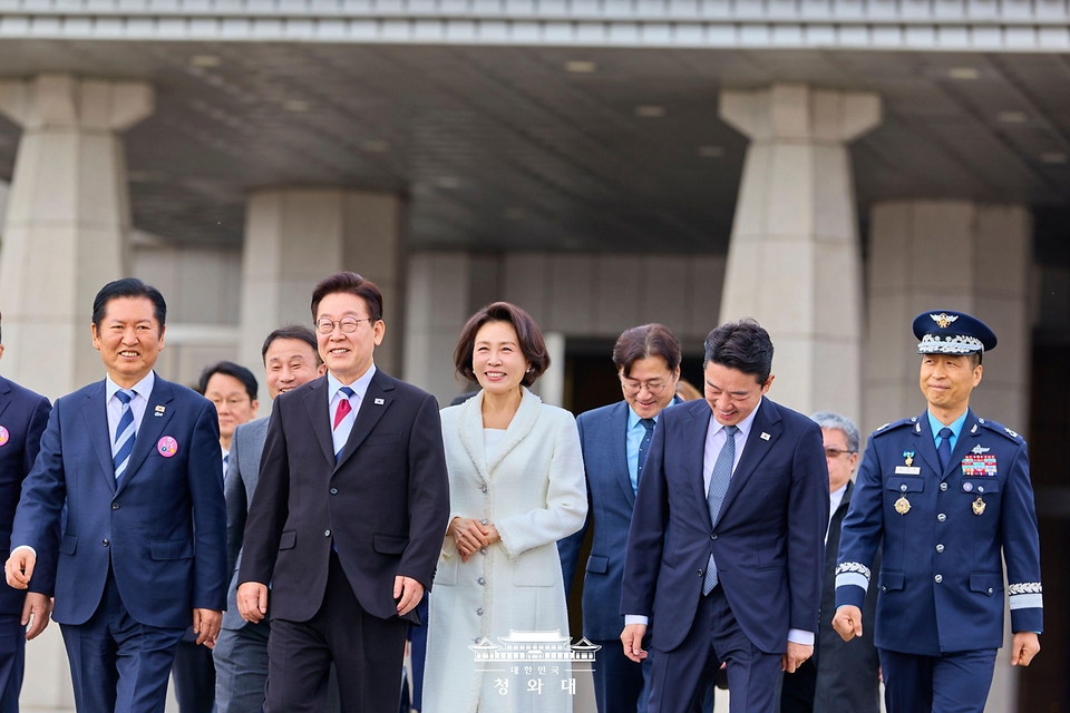 싱가포르와 필리핀을 국빈방문하는 이재명 대통령과 김혜경 여사가 3월 1일 성남 서울공항에서 환송객들과 함께 공군1호기로 이동하고 있다.