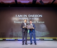 권오을 국가보훈부 장관이 2월 26일 오후 서울시 중구 더플라자호텔에서 열린 인빅터스재단 실사단 방한 만찬에 참석해 롭 오웬 재단 대표와 함께 유치 의지 전달 퍼포먼스를 하고 있다.