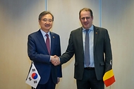 조현 외교부 장관이 1월 23일(현지 시간) 벨기에 브뤼셀에서 다비드 클라린발(David Clarinval) 벨기에 부총리 겸 고용·경제·농업 장관(총리 대행)을 면담하고, 양국 간 고위급 교류 및 실질협력 강화 방안에 대해 의견을 교환하고 있다.