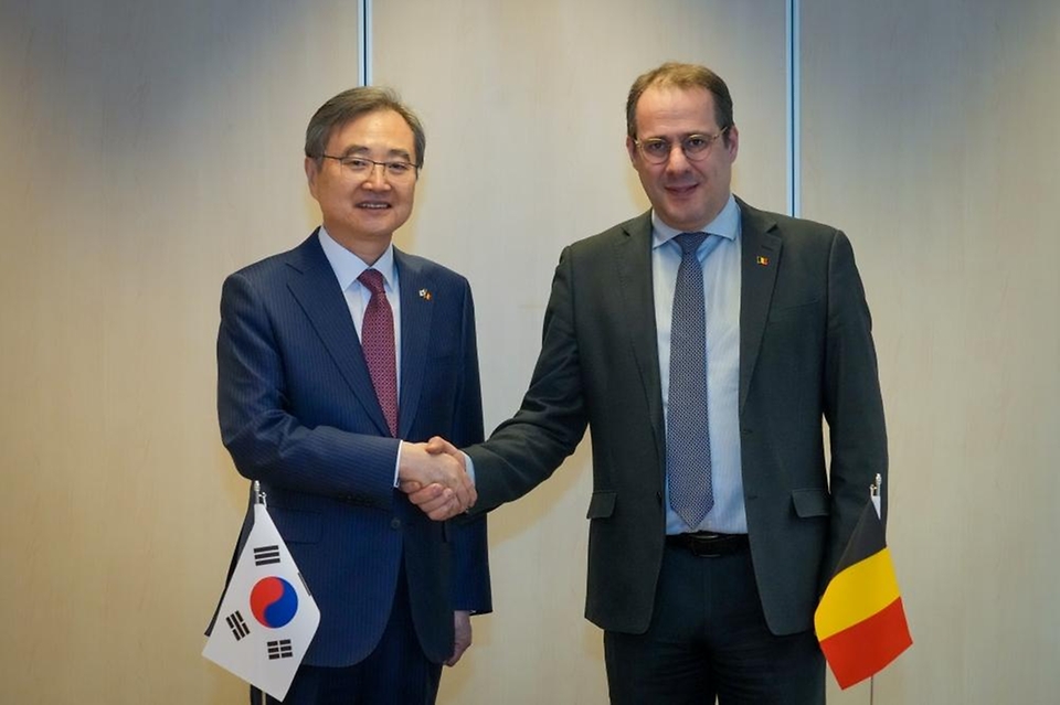 조현 외교부 장관이 1월 23일(현지 시간) 벨기에 브뤼셀에서 다비드 클라린발(David Clarinval) 벨기에 부총리 겸 고용·경제·농업 장관(총리 대행)을 면담하고, 양국 간 고위급 교류 및 실질협력 강화 방안에 대해 의견을 교환하고 있다.