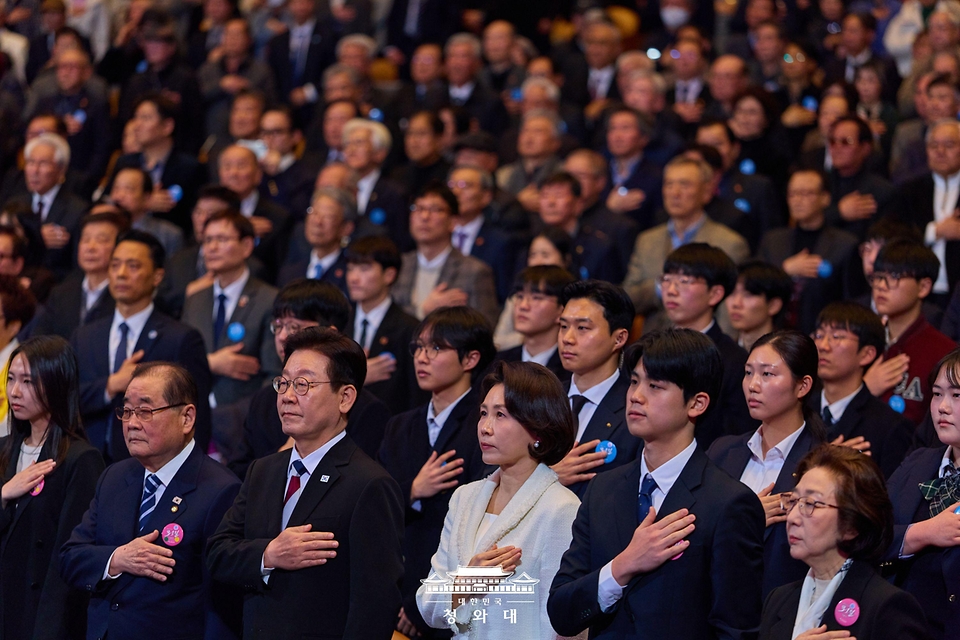 이재명 대통령과 김혜경 여사, 이종찬 광복회장 등이 3월 1일 서울 강남구 코엑스에서 열린 제107주년 3·1절 기념식에서 국기에 경례하고 있다.