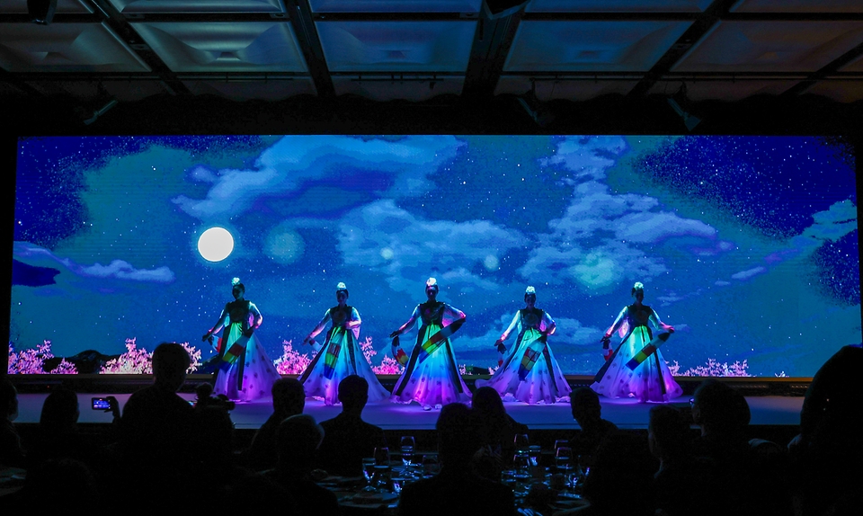 2월 26일 오후 서울시 중구 더플라자호텔에서 열린 인빅터스재단 실사단 방한 만찬에서 기념 공연이 펼쳐지고 있다.