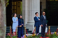 이재명 대통령과 김혜경 여사가 3월 2일(현지 시간) 싱가포르 외교부 청사에서 열린 국빈방문 공식환영식에서 국기에 경례하고 있다.