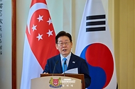 이재명 대통령이 3월 2일(현지 시간) 싱가포르 외교부 청사에서 정상회담 후 열린 로런스 웡 싱가포르 총리와의 공동언론발표에서 발언하고 있다.