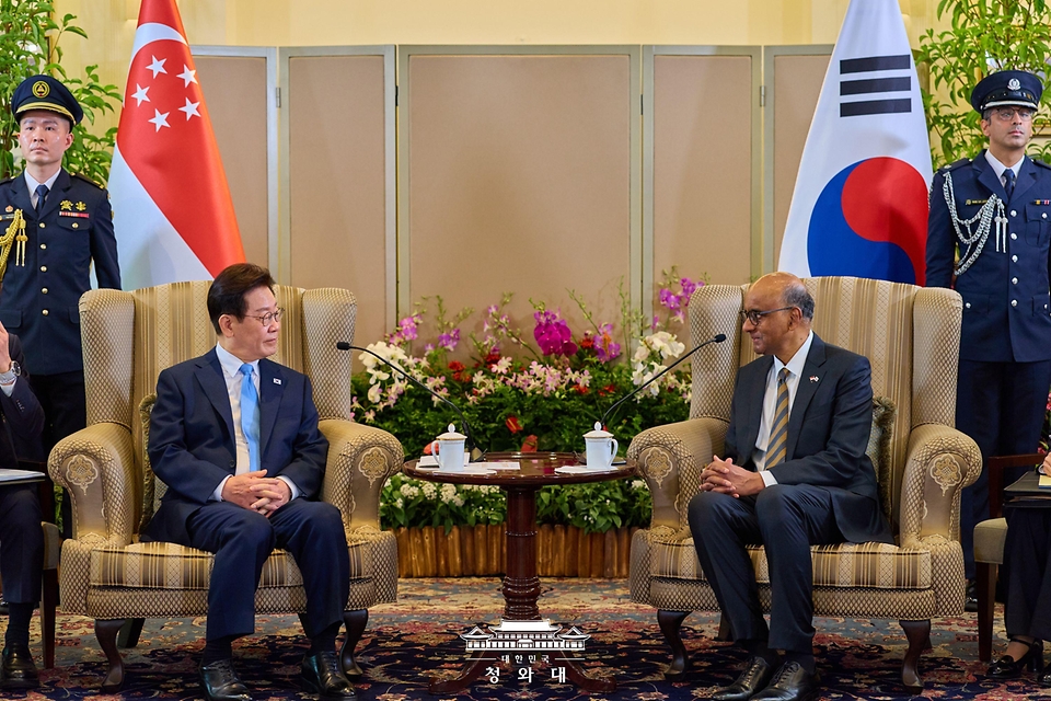 이재명 대통령이 3월 2일(현지 시간) 싱가포르 외교부 청사에서 국빈방문 공식 환영식 후 타르만 샨무가라트남 대통령과 면담하고 있다.