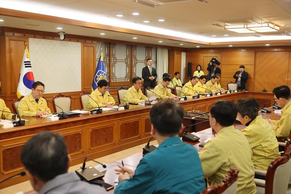 김민석 국무총리가 3월 1일 세종대로 정부서울청사에서 열린 중동 상황점검 관련 긴급 관계부처회의를 주재하고 있다.