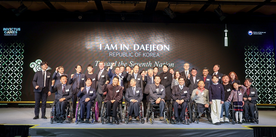 권오을 국가보훈부 장관이 2월 26일 오후 서울시 중구 더플라자호텔에서 열린 인빅터스재단 실사단 방한 만찬에 참석해 롭 오웬 재단 대표와 유득원 대전행정부시장, 문지훈 한화에어로스페이스 부사장, 유을상 대한민국상이군경회장 및 주요 내빈들과 함께 기념촬영을 하고 있다.