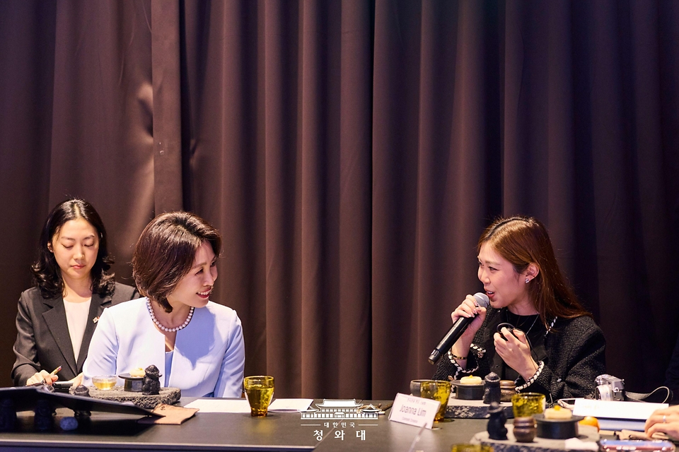 이재명 대통령과 싱가포르를 국빈방문 중인 김혜경 여사가 3월 2일(현지 시간) '해녀의 부엌 싱가포르점'에서 한국관광 현장 간담회를 하고 있다. '해녀의 부엌'은 제주 음식을 맛보며 사물놀이 연주를 함께 감상할 수 있는 복합 공연장이다.